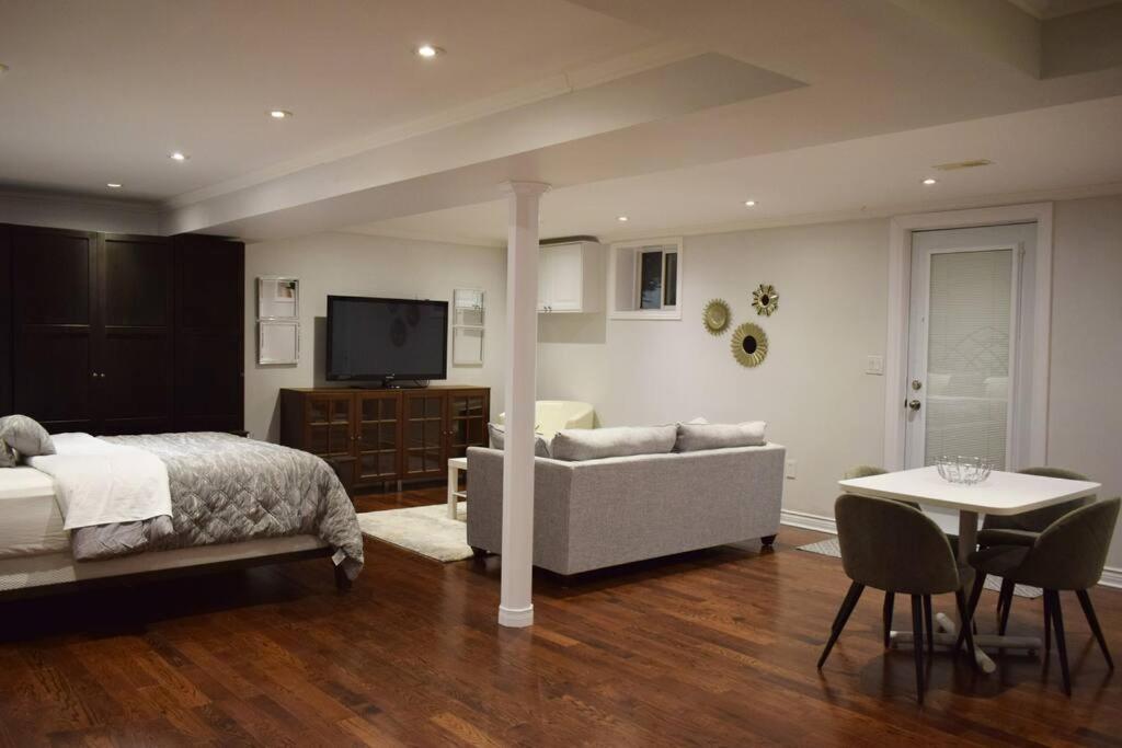 Home Away From Home - Basement Studio Apartment Τορόντο Εξωτερικό φωτογραφία