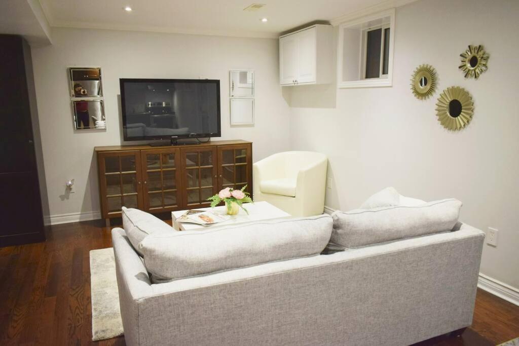 Home Away From Home - Basement Studio Apartment Τορόντο Εξωτερικό φωτογραφία