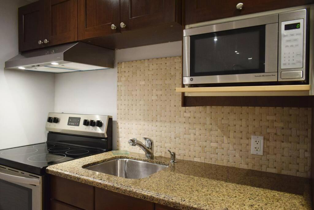 Home Away From Home - Basement Studio Apartment Τορόντο Εξωτερικό φωτογραφία
