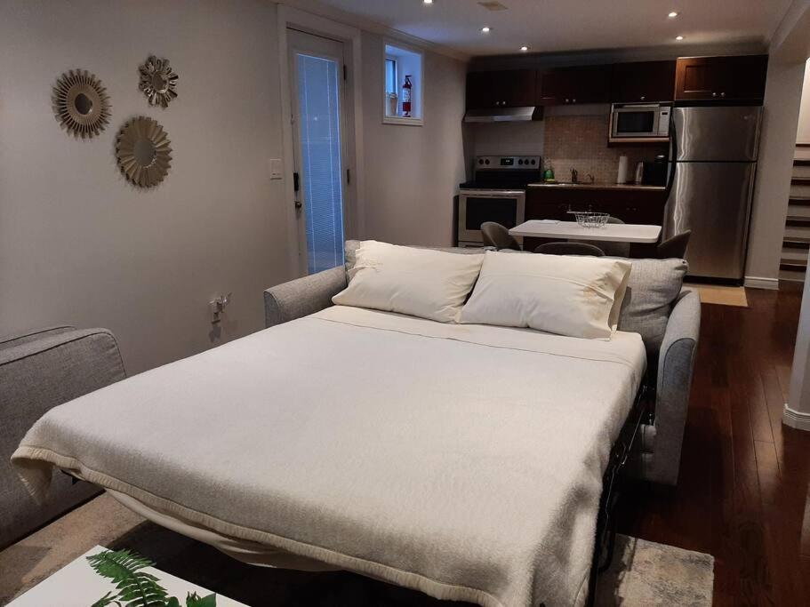 Home Away From Home - Basement Studio Apartment Τορόντο Εξωτερικό φωτογραφία