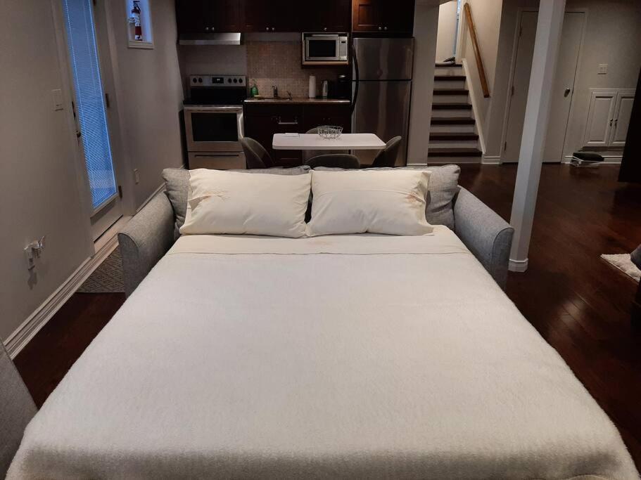 Home Away From Home - Basement Studio Apartment Τορόντο Εξωτερικό φωτογραφία